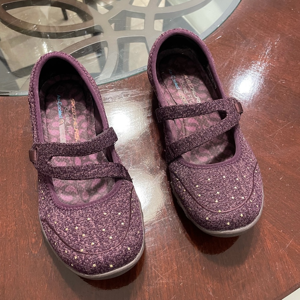 - - - Skechers women’s Breathe easy charmful burgundy